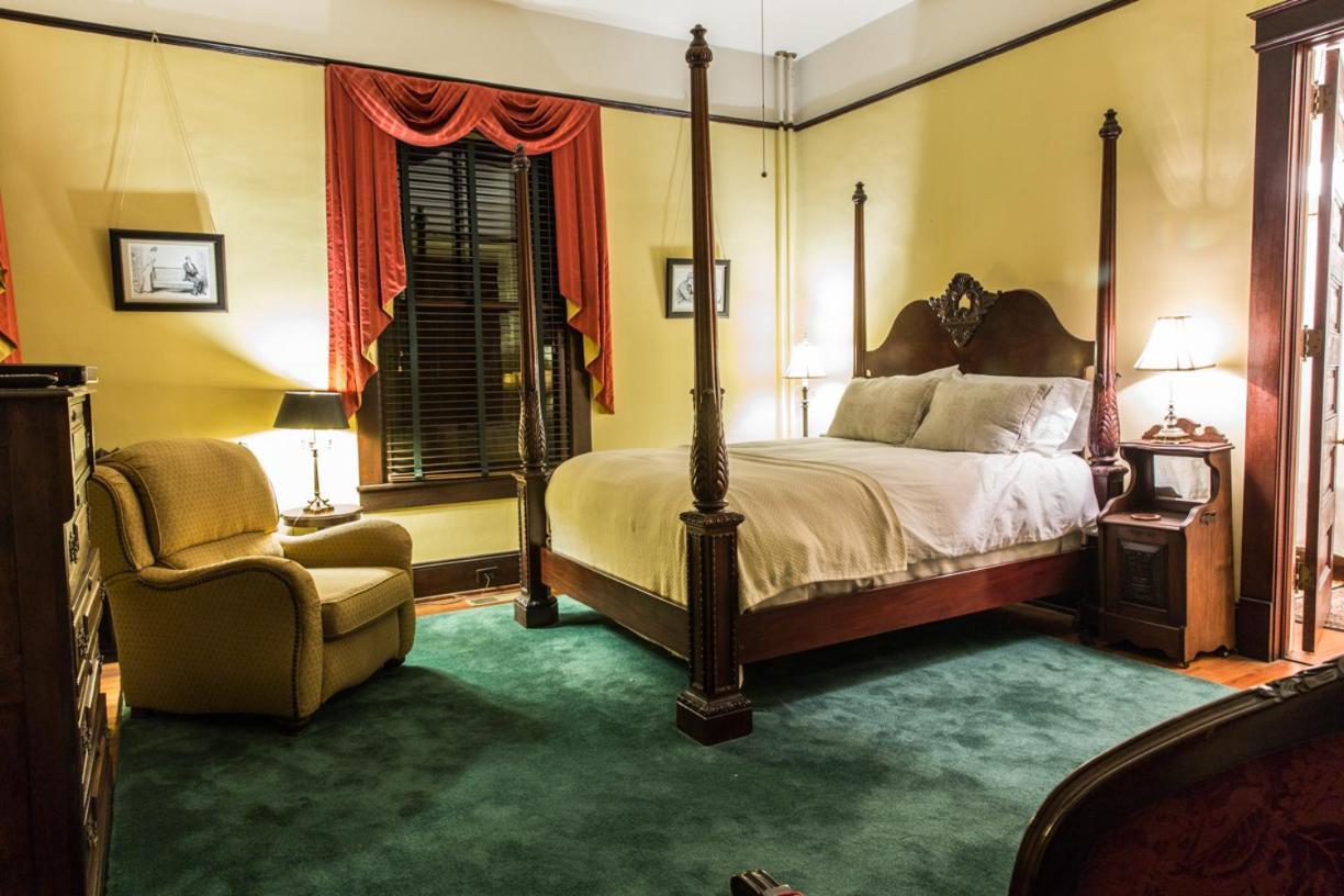 Double Oaks Bed & Breakfast *
